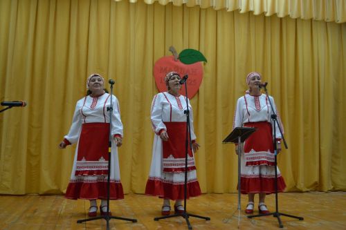 Майдан: в ненастье - под крышей, а праздник - в сердцах