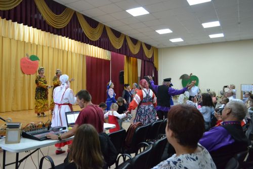 Майдан: в ненастье - под крышей, а праздник - в сердцах
