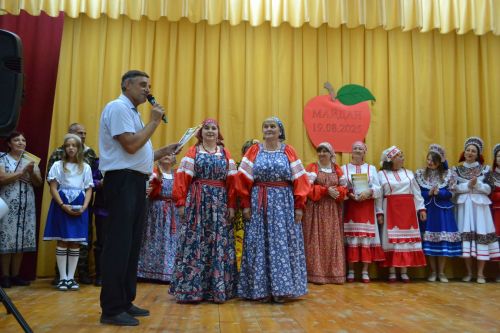 Майдан: в ненастье - под крышей, а праздник - в сердцах