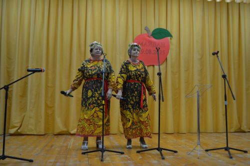 Майдан: в ненастье - под крышей, а праздник - в сердцах
