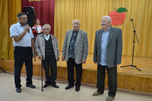 Майдан: в ненастье - под крышей, а праздник - в сердцах