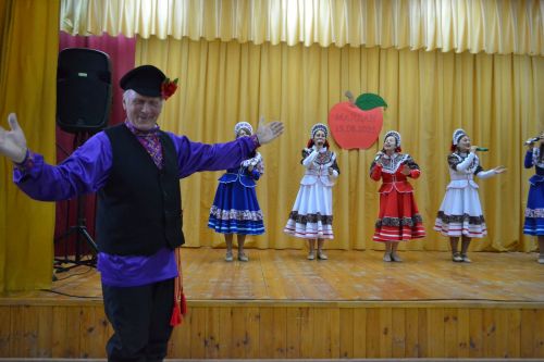 Майдан: в ненастье - под крышей, а праздник - в сердцах