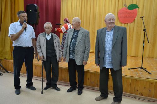 Майдан: в ненастье - под крышей, а праздник - в сердцах