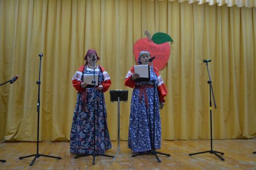 Майдан: в ненастье - под крышей, а праздник - в сердцах