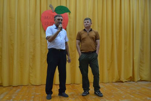 Майдан: в ненастье - под крышей, а праздник - в сердцах