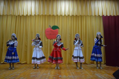 Майдан: в ненастье - под крышей, а праздник - в сердцах