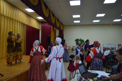 Майдан: в ненастье - под крышей, а праздник - в сердцах