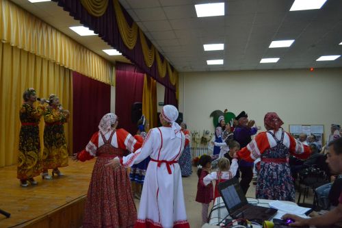 Майдан: в ненастье - под крышей, а праздник - в сердцах