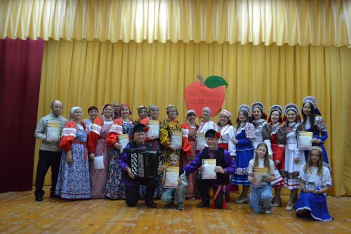 Майдан: в ненастье - под крышей, а праздник - в сердцах