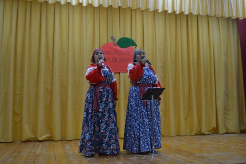 Майдан: в ненастье - под крышей, а праздник - в сердцах
