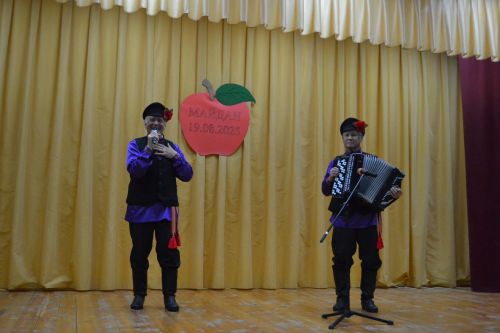 Майдан: в ненастье - под крышей, а праздник - в сердцах