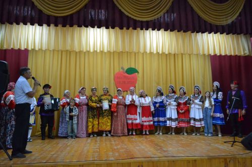 Майдан: в ненастье - под крышей, а праздник - в сердцах