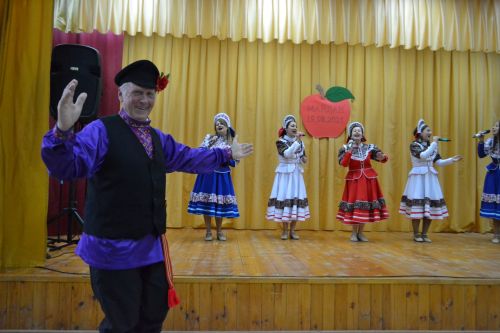 Майдан: в ненастье - под крышей, а праздник - в сердцах