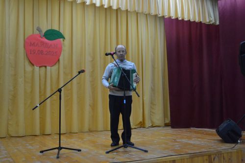 Майдан: в ненастье - под крышей, а праздник - в сердцах