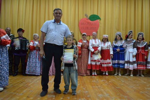 Майдан: в ненастье - под крышей, а праздник - в сердцах
