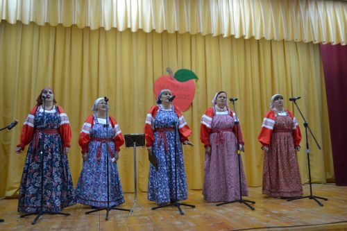 Майдан: в ненастье - под крышей, а праздник - в сердцах