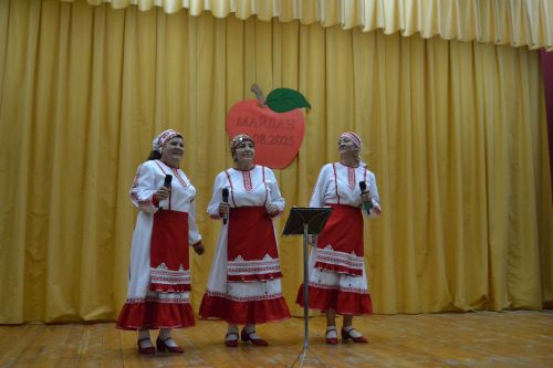 Майдан: в ненастье - под крышей, а праздник - в сердцах