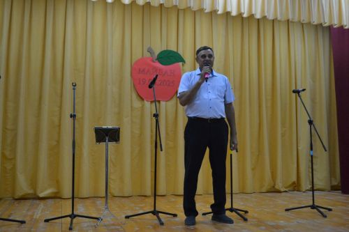 Майдан: в ненастье - под крышей, а праздник - в сердцах