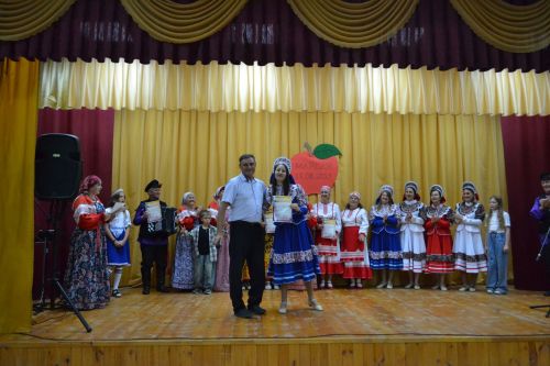 Майдан: в ненастье - под крышей, а праздник - в сердцах