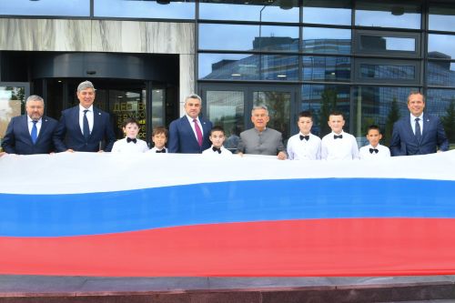 Раис РТ вручил сертификат на школьный автобус школе Верхнеуслонского района
