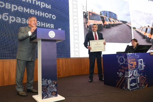 Раис РТ вручил сертификат на школьный автобус школе Верхнеуслонского района