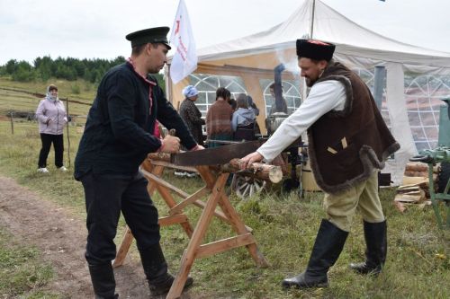 Машина времени в Верхнем Услоне: первый день фестиваля «Соколка-2025»