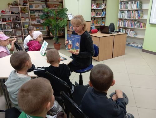 Детская библиотека Верхнего Услона поддержала акцию «Книжка на ладошке»