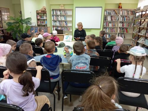 Детская библиотека Верхнего Услона поддержала акцию «Книжка на ладошке»