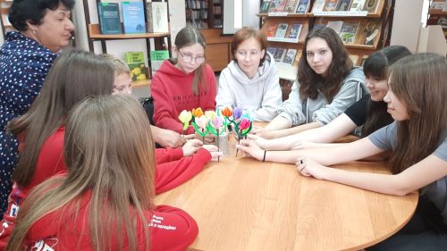 Мастер-класс по созданию тюльпанов прошел в районной библиотеке