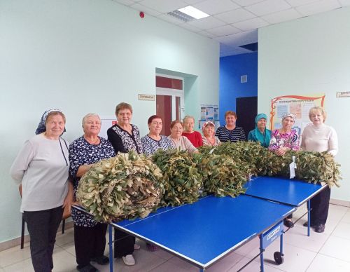 Жители села Макулово сплели маскировочные сети для участников СВО