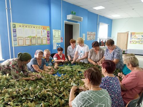 Жители села Макулово сплели маскировочные сети для участников СВО