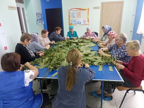 Жители села Макулово сплели маскировочные сети для участников СВО