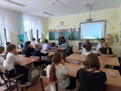 Үзәк китапханәдә укучылар пычрак сүзләр белән көрәштеләр