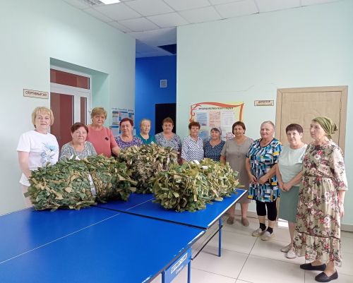 Жители села Макулово сплели маскировочные сети для участников СВО