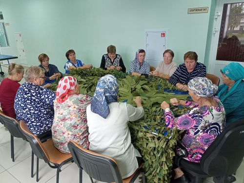 Жители села Макулово сплели маскировочные сети для участников СВО