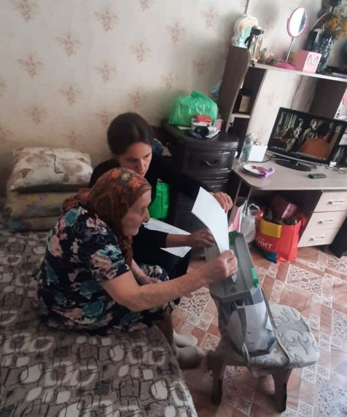 100-летняя Антонина Трошина из Верхнего Услона проголосовала на дому
