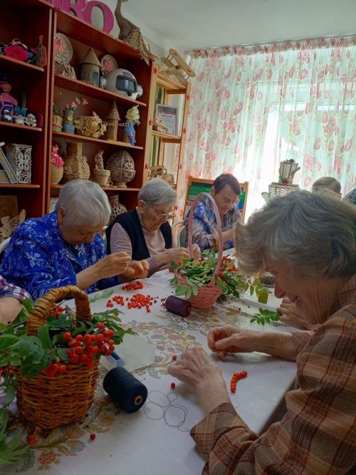 Рябиновые бусы: ретро-мастер-класс в Верхнеуслонском доме-интернате