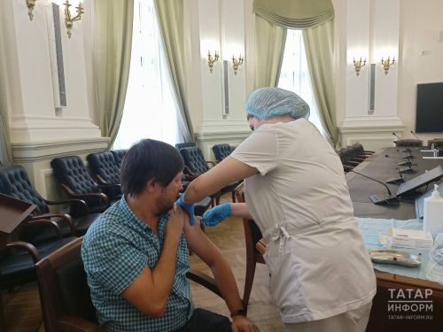 Сотрудники Минздрава Татарстана начали вакцинацию от гриппа