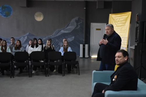 В Верхнем Услоне открылась фотовыставка о событиях на Донбассе