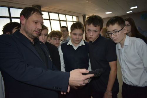 В Верхнем Услоне открылась фотовыставка о событиях на Донбассе