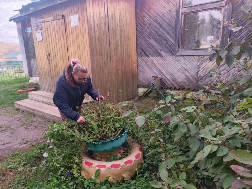 В Ямбулатове прошел субботник у Дома культуры и мемориала