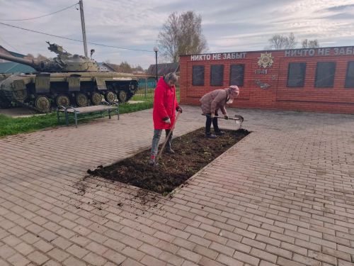 В Ямбулатове прошел субботник у Дома культуры и мемориала