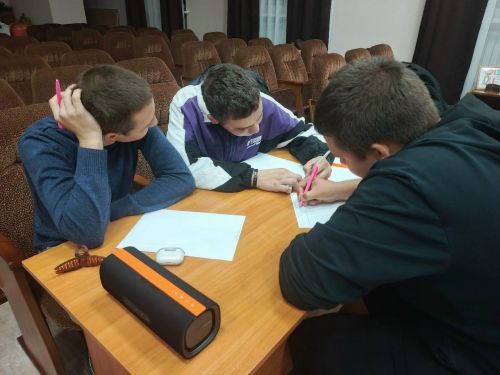 В Коргузе юноши написали письмо себе в будущее ко Дню отца