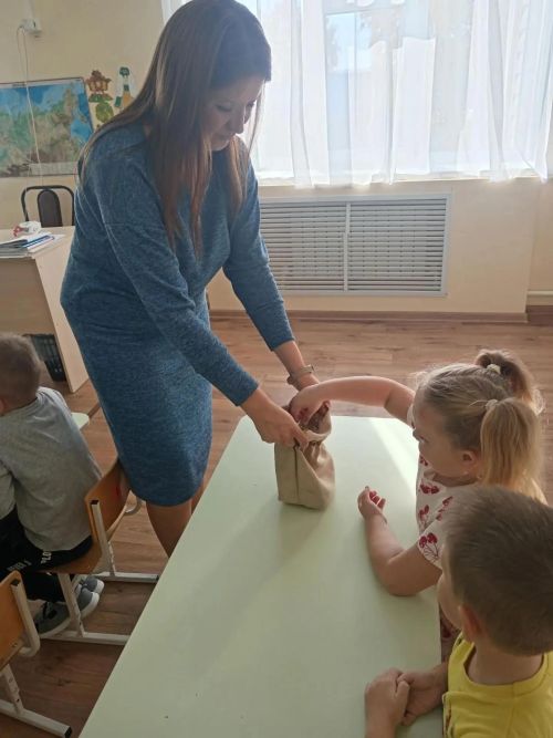 ЮИДовцы подарили фликеры малышам Кураловского детсада