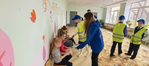 Печищинский отряд ЮИД подарил детям светоотражатели