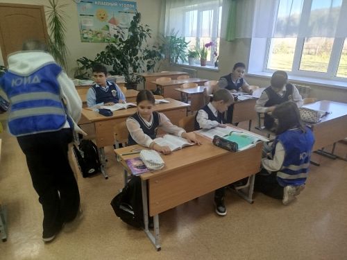 Юные инспекторы движения провели акцию «Засветись!» в школах района