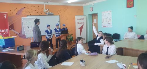 Юные инспекторы движения провели акцию «Засветись!» в школах района