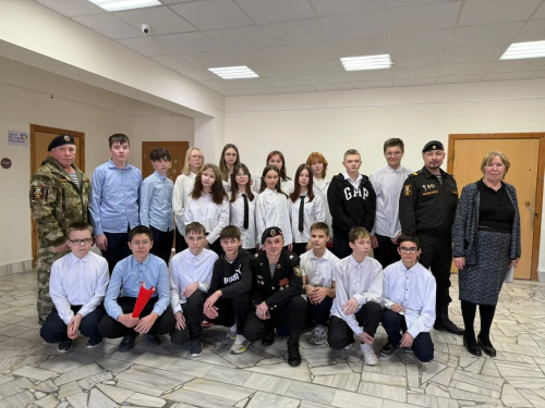 Яр Буе Морквашы укучылары диңгез пехотасы ветераннары белән очрашты