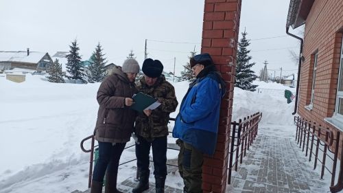 Жителям Кильдеева раздали буклеты о защите от телефонных мошенников