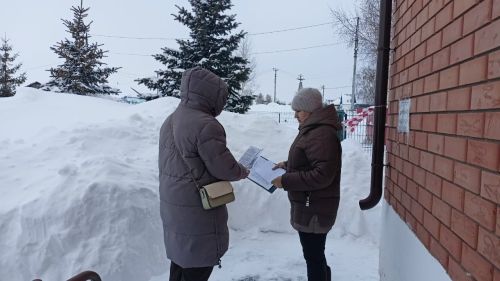 Жителям Кильдеева раздали буклеты о защите от телефонных мошенников